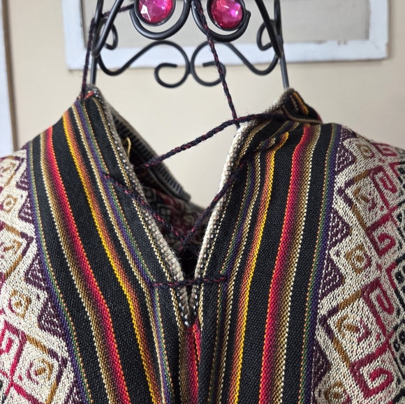 PERUVIAN Colorful Striped PonchoPeruvian Cuzco culture handmade by Peruvian arti - Picture 4 of 10